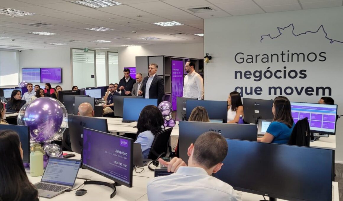 Roque de Holanda Melo, CEO da Junto Seguros, durante discurso de abertura para os colaboradores