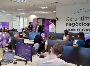 Roque de Holanda Melo, CEO da Junto Seguros, durante discurso de abertura para os colaboradores