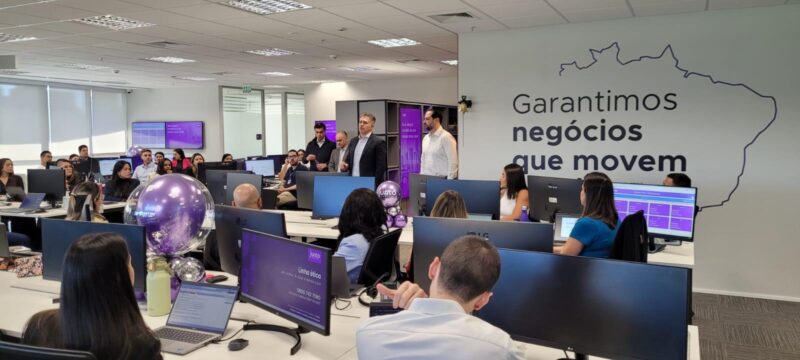 Roque de Holanda Melo, CEO da Junto Seguros, durante discurso de abertura para os colaboradores