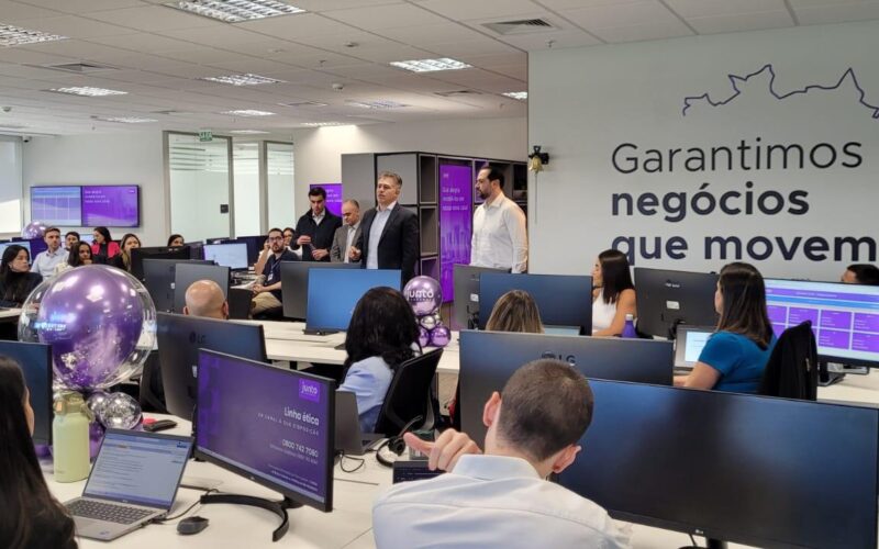 Roque de Holanda Melo, CEO da Junto Seguros, durante discurso de abertura para os colaboradores