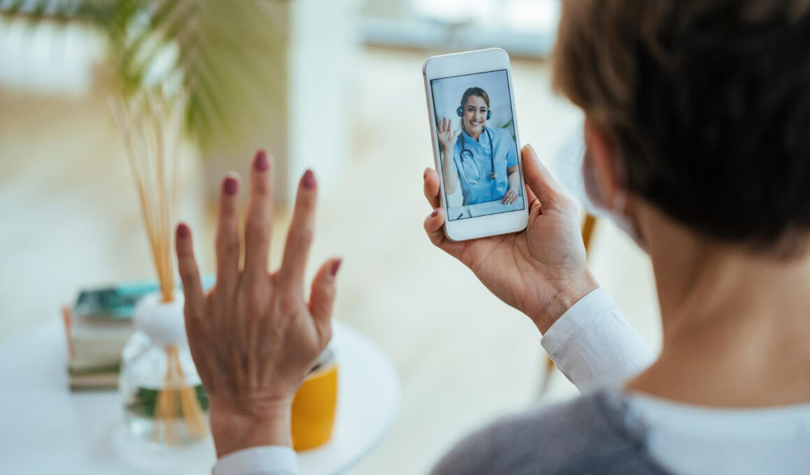 Uma das principais iniciativas é o "Consultório Digital", um espaço de atendimento ambulatorial phygital integrado à IA para triagem qualificada e 100% online.