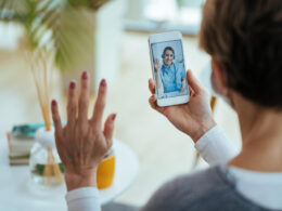 Uma das principais iniciativas é o "Consultório Digital", um espaço de atendimento ambulatorial phygital integrado à IA para triagem qualificada e 100% online.