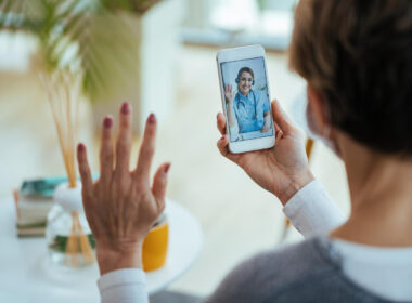 Uma das principais iniciativas é o "Consultório Digital", um espaço de atendimento ambulatorial phygital integrado à IA para triagem qualificada e 100% online.