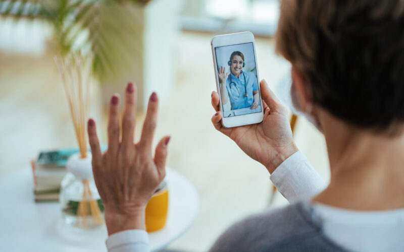 Uma das principais iniciativas é o "Consultório Digital", um espaço de atendimento ambulatorial phygital integrado à IA para triagem qualificada e 100% online.