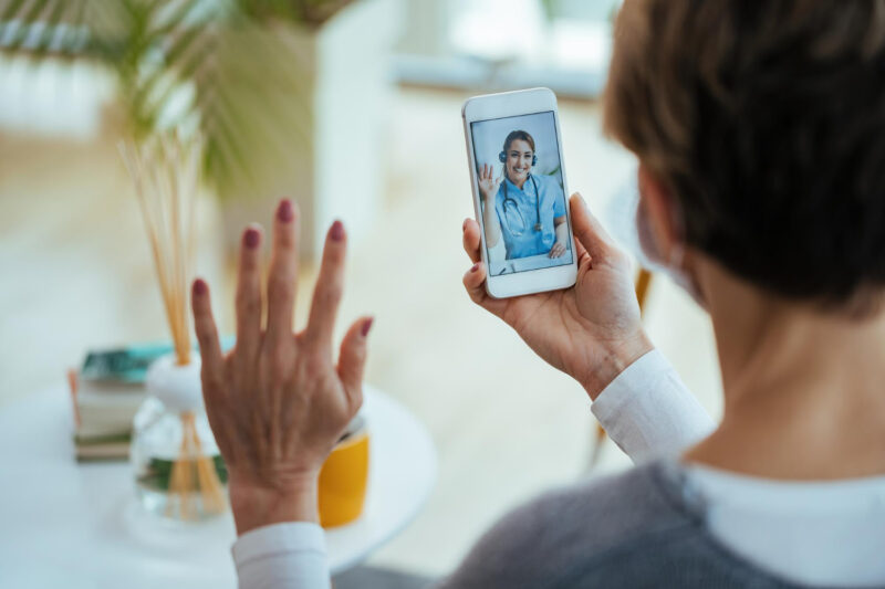 Uma das principais iniciativas é o "Consultório Digital", um espaço de atendimento ambulatorial phygital integrado à IA para triagem qualificada e 100% online.