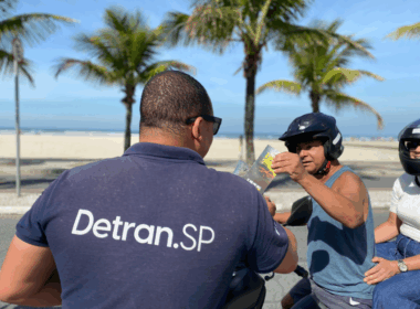 Representante do Detran-SP aborda motociclista em Santos para alertar sobre os perigos da velocidade