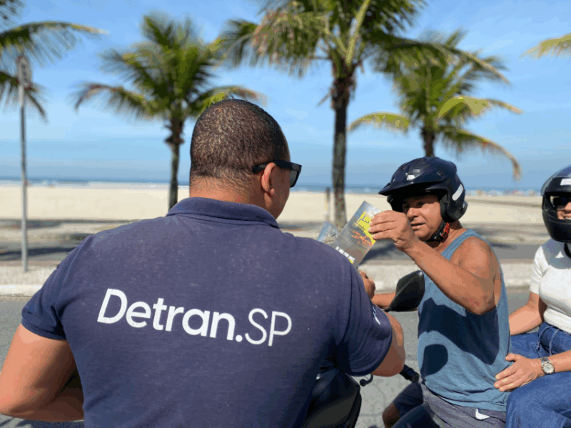 Representante do Detran-SP aborda motociclista em Santos para alertar sobre os perigos da velocidade
