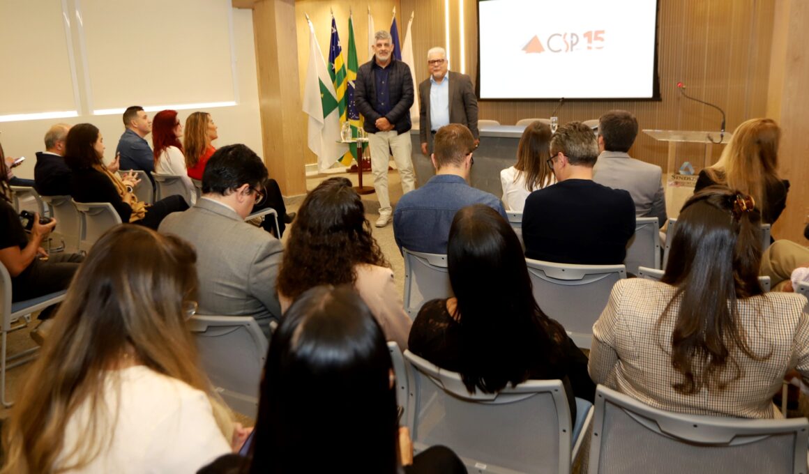 Maurício Tadeu Morais (esq), diretor do CSP-MG, e João Paulo Moreira de Mello, presidente da entidade, na abertura do evento que reuniu executivos das beneméritas e corretores parceiros / Foto: Arnaldo Athayde / Divulgação
