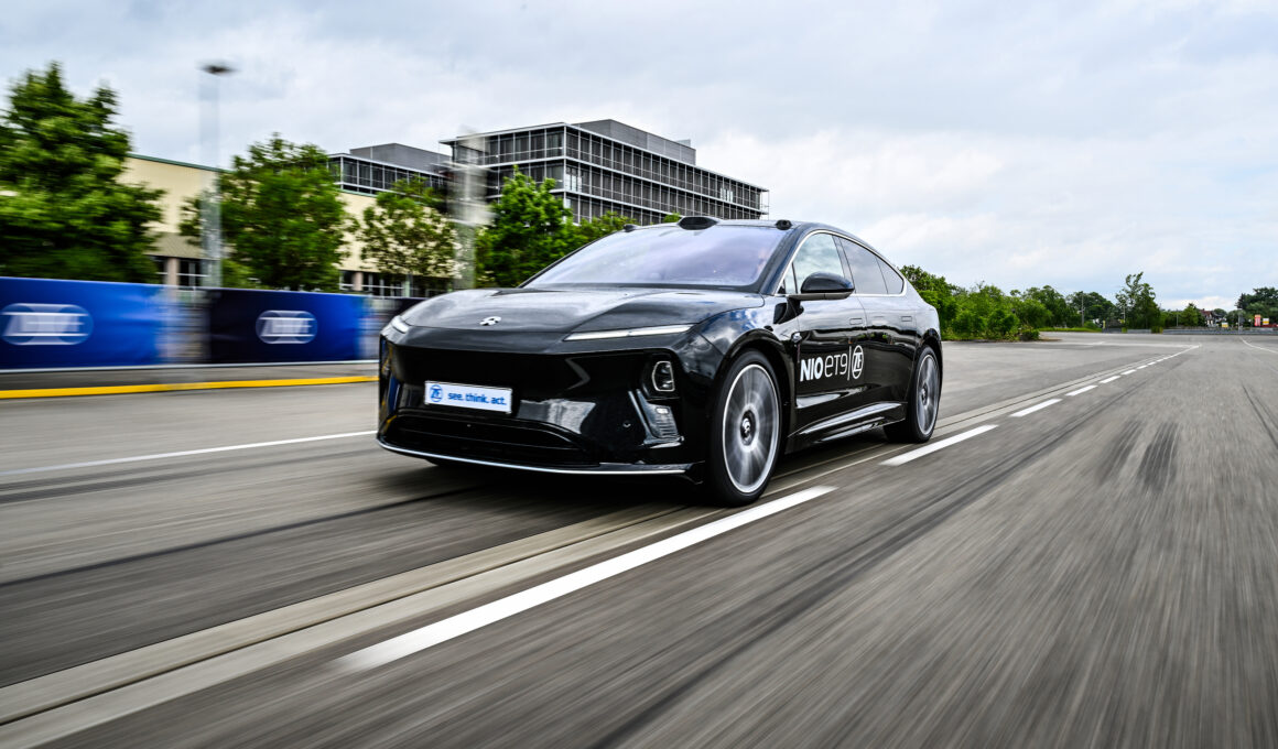 A ZF está se posicionando à frente do desenvolvimento de tecnologia Steer-By-Wire pronta para produção. Um excelente exemplo: o carro-chefe elétrico da NIO, o ET9, é o primeiro carro de passeio na ZF