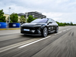 A ZF está se posicionando à frente do desenvolvimento de tecnologia Steer-By-Wire pronta para produção. Um excelente exemplo: o carro-chefe elétrico da NIO, o ET9, é o primeiro carro de passeio na ZF