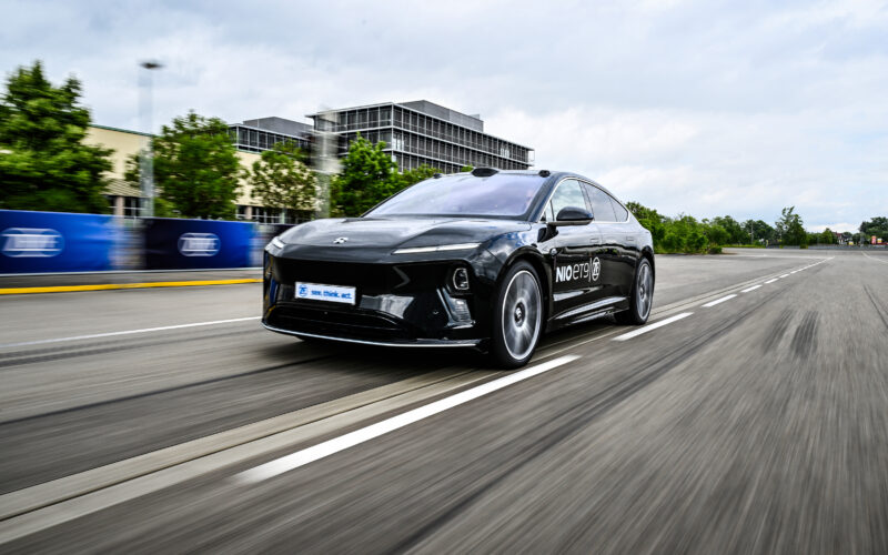 A ZF está se posicionando à frente do desenvolvimento de tecnologia Steer-By-Wire pronta para produção. Um excelente exemplo: o carro-chefe elétrico da NIO, o ET9, é o primeiro carro de passeio na ZF