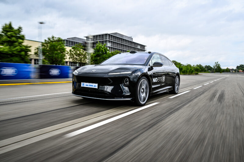A ZF está se posicionando à frente do desenvolvimento de tecnologia Steer-By-Wire pronta para produção. Um excelente exemplo: o carro-chefe elétrico da NIO, o ET9, é o primeiro carro de passeio na ZF