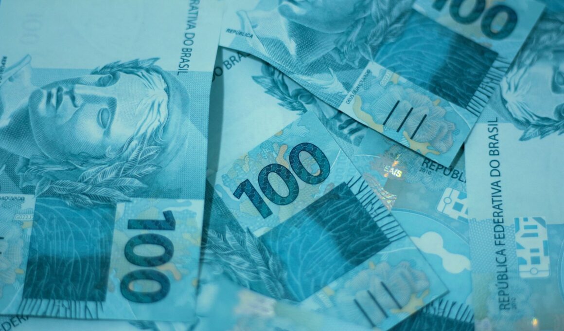 a pile of ten hundred dollar bills sitting on top of each other
