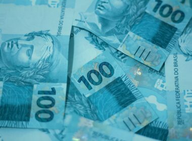a pile of ten hundred dollar bills sitting on top of each other