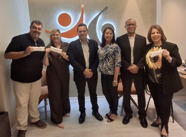 Da esquerda para a direita: Marco Aurélio Marques, diretor financeiro do CCS-RJ; Dayse Magesti, diretora administrativa do CCS-RJ; Renato Dias, gerente financeiro da Uniodonto Metropolitana; Andréia Ventura, gestora operacional da Uniodonto Metropolitana; Dr. Flávio Assis, CEO da Uniodonto Metropolitana e Fátima Monteiro, presidente do CCS-RJ. Foto: Divulgação