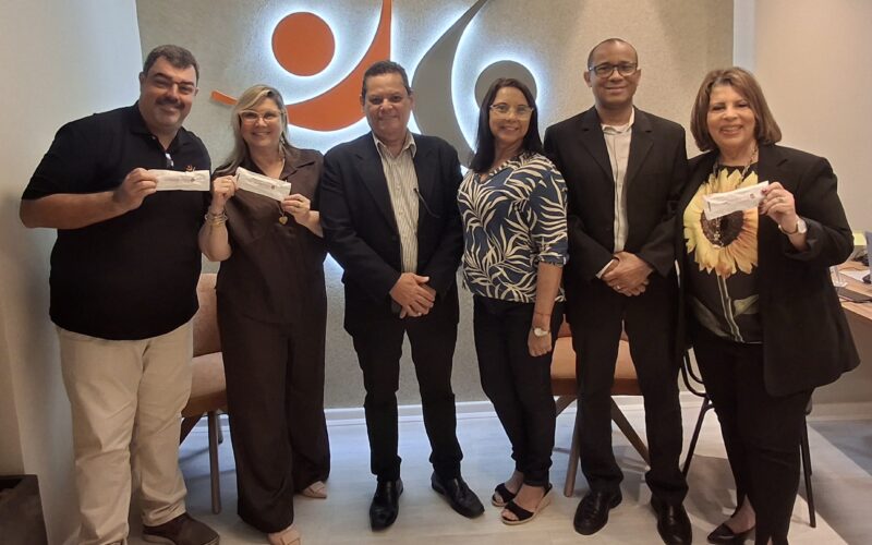 Da esquerda para a direita: Marco Aurélio Marques, diretor financeiro do CCS-RJ; Dayse Magesti, diretora administrativa do CCS-RJ; Renato Dias, gerente financeiro da Uniodonto Metropolitana; Andréia Ventura, gestora operacional da Uniodonto Metropolitana; Dr. Flávio Assis, CEO da Uniodonto Metropolitana e Fátima Monteiro, presidente do CCS-RJ. Foto: Divulgação