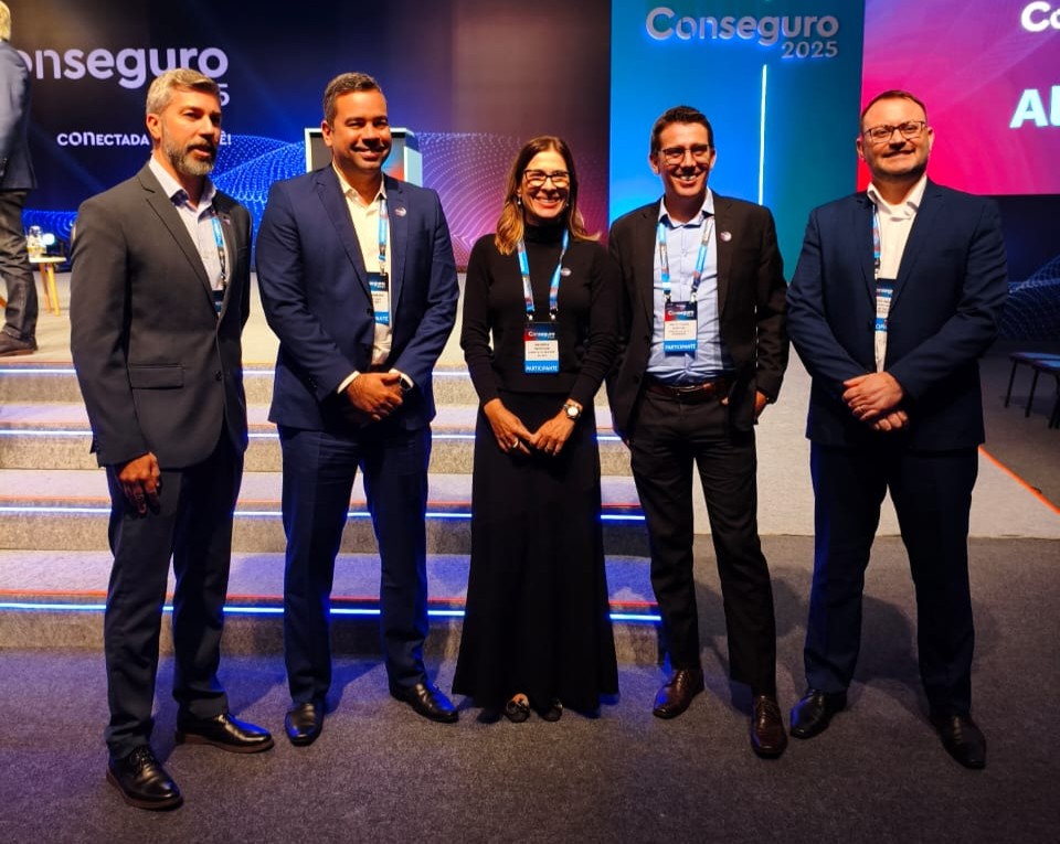 Da esquerda para a direita: Guilherme Bini (Sindseg PR/MS), Edmir Ribeiro (Sindseg N/NE), Andréia Padovani (Sindseg MG), Paulo Cesar Martins (Sindseg BA/SE/TO) e João Amato (Sindseg SC) – presidentes dos Sindicatos das Seguradoras.