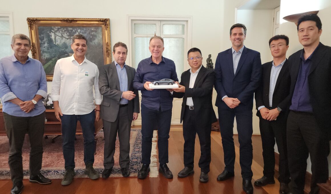 Andy Zhang, Presidente da GWM Brasil & México, entrega miniatura de carro para Renato Casagrande, Governador do Espírito Santo