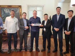 Andy Zhang, Presidente da GWM Brasil & México, entrega miniatura de carro para Renato Casagrande, Governador do Espírito Santo