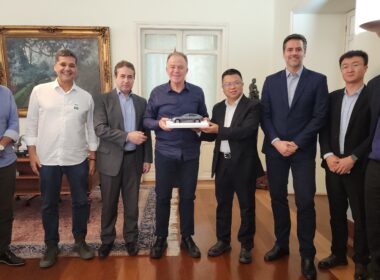 Andy Zhang, Presidente da GWM Brasil & México, entrega miniatura de carro para Renato Casagrande, Governador do Espírito Santo