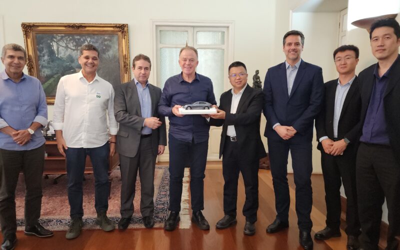 Andy Zhang, Presidente da GWM Brasil & México, entrega miniatura de carro para Renato Casagrande, Governador do Espírito Santo