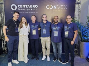 O CEO da STOA, Eduardo Marcellini, a executiva responsável pela filial Curitiba STOA, Thais Lemberg, o Presidente da Centauro, Ricardo Iglesias, o gerente Sênior de Projetos e Negócios da Centauro, Benedito Martins, e o Diretor Financeiro da Centauro, João Francisco / Foto: Divulgação