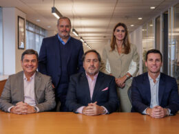 Foto: Na foto da esquerda para a direita: Ricardo Fiuza, Presidente da Assurant América Latina; Federico Bunge, Presidente da Assurant Internacional, Felipe Muraski, CEO da Gestauto. Na linha acima, Vladimir Freneda, Presidente da Assurant Brasil; Paula Brandao Muraski, CFO da Gestauto/Divulgação