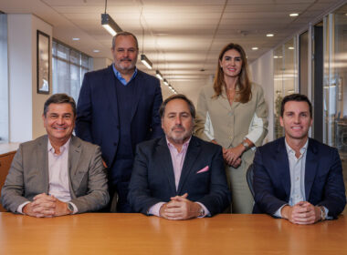 Foto: Na foto da esquerda para a direita: Ricardo Fiuza, Presidente da Assurant América Latina; Federico Bunge, Presidente da Assurant Internacional, Felipe Muraski, CEO da Gestauto. Na linha acima, Vladimir Freneda, Presidente da Assurant Brasil; Paula Brandao Muraski, CFO da Gestauto/Divulgação