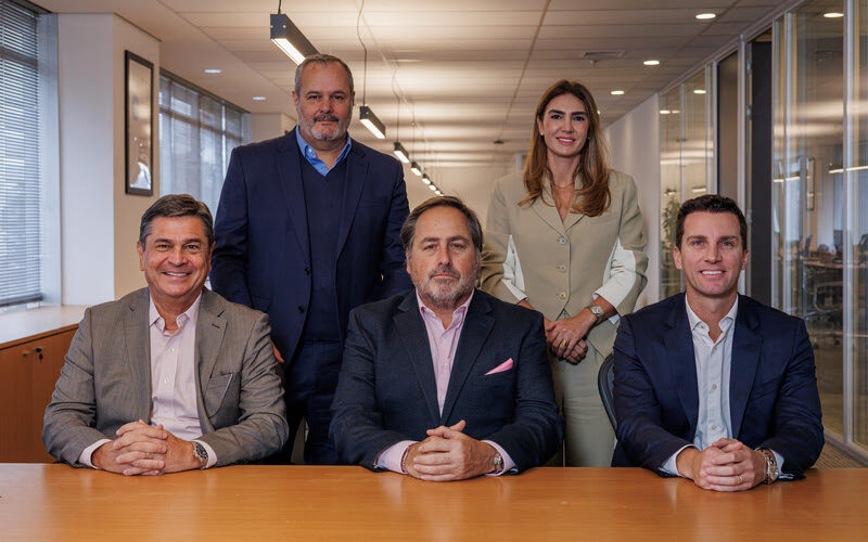 Foto: Na foto da esquerda para a direita: Ricardo Fiuza, Presidente da Assurant América Latina; Federico Bunge, Presidente da Assurant Internacional, Felipe Muraski, CEO da Gestauto. Na linha acima, Vladimir Freneda, Presidente da Assurant Brasil; Paula Brandao Muraski, CFO da Gestauto/Divulgação
