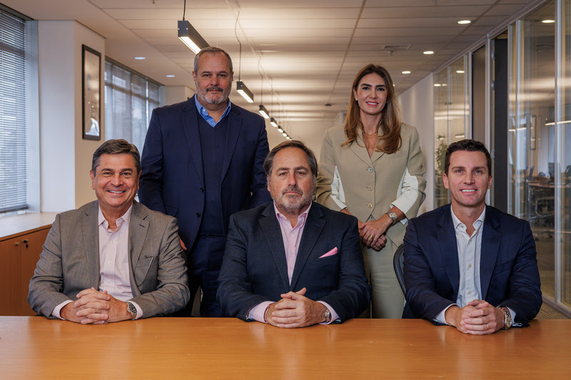 Foto: Na foto da esquerda para a direita: Ricardo Fiuza, Presidente da Assurant América Latina; Federico Bunge, Presidente da Assurant Internacional, Felipe Muraski, CEO da Gestauto. Na linha acima, Vladimir Freneda, Presidente da Assurant Brasil; Paula Brandao Muraski, CFO da Gestauto/Divulgação