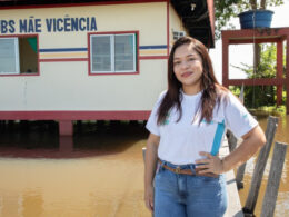 Às margens do Rio Solimões, Dayane Carvalho trabalha como técnica de enfermagem em Careiro da Várzea (AM). Bolsa Família foi essencial para ajudá-la a concluir o curso. Foto: Vitor Vasconcelos / Secom / PR