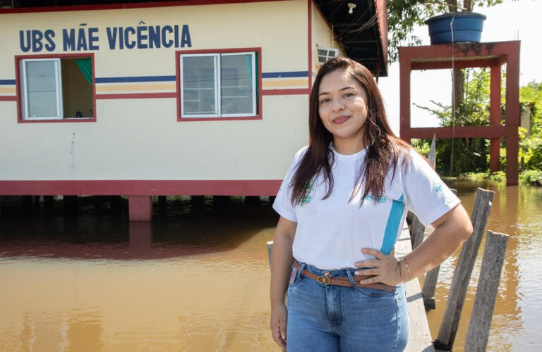 Às margens do Rio Solimões, Dayane Carvalho trabalha como técnica de enfermagem em Careiro da Várzea (AM). Bolsa Família foi essencial para ajudá-la a concluir o curso. Foto: Vitor Vasconcelos / Secom / PR
