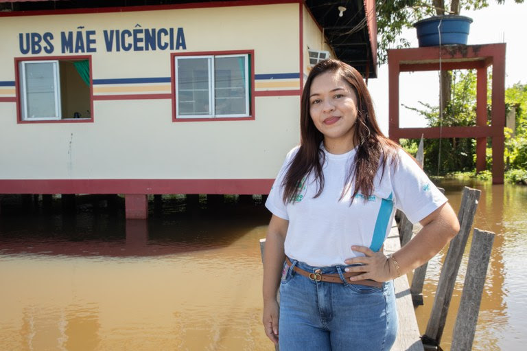 Às margens do Rio Solimões, Dayane Carvalho trabalha como técnica de enfermagem em Careiro da Várzea (AM). Bolsa Família foi essencial para ajudá-la a concluir o curso. Foto: Vitor Vasconcelos / Secom / PR