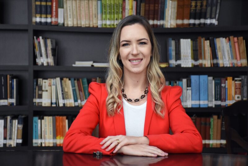 Advogada especialista em licitações e contratos administrativos da Assis Gonçalves, Nied e Follador - Advogados, Isabella Giublin Bebel Ritzmann