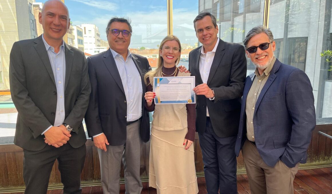 Letícia exibe o diploma do curso ao lado dos palestrantes convidados e organizadores da imersão, no rooftop da MDS, no Porto, em Portugal