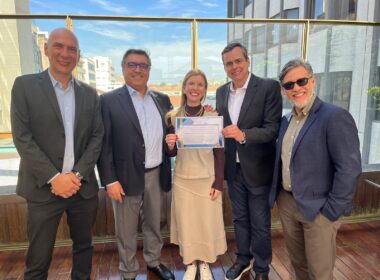Letícia exibe o diploma do curso ao lado dos palestrantes convidados e organizadores da imersão, no rooftop da MDS, no Porto, em Portugal
