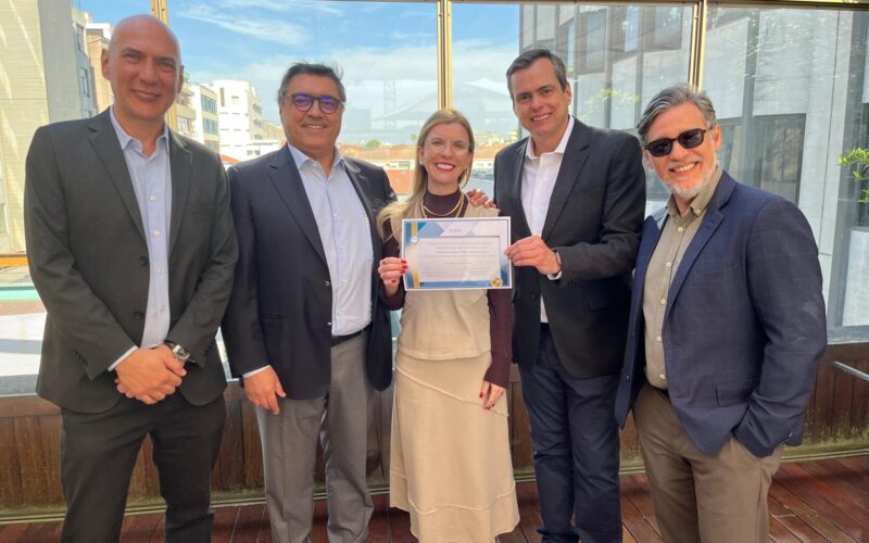 Letícia exibe o diploma do curso ao lado dos palestrantes convidados e organizadores da imersão, no rooftop da MDS, no Porto, em Portugal