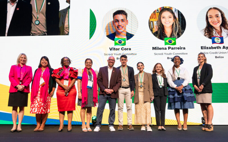 Associada da Sicredi Campos Gerais e Grande Curitiba PR/SP, Milena Parreira foi reconhecida em Estocolmo pela liderança em uma série de ações de impacto social Créditos: Divulgação/ Sicredi