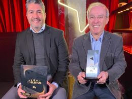 (Da esq. p/ a dir.): Fabiano Oliveira e José Ayres Brandão representaram a Bradesco Saúde no evento de entrega da placa comemorativa das empresas inseridas no Top 5 do Prêmio Top RH