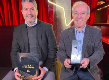 (Da esq. p/ a dir.): Fabiano Oliveira e José Ayres Brandão representaram a Bradesco Saúde no evento de entrega da placa comemorativa das empresas inseridas no Top 5 do Prêmio Top RH