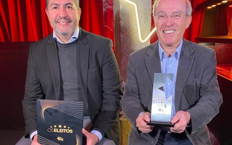 (Da esq. p/ a dir.): Fabiano Oliveira e José Ayres Brandão representaram a Bradesco Saúde no evento de entrega da placa comemorativa das empresas inseridas no Top 5 do Prêmio Top RH