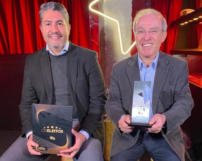 (Da esq. p/ a dir.): Fabiano Oliveira e José Ayres Brandão representaram a Bradesco Saúde no evento de entrega da placa comemorativa das empresas inseridas no Top 5 do Prêmio Top RH