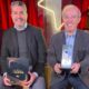 (Da esq. p/ a dir.): Fabiano Oliveira e José Ayres Brandão representaram a Bradesco Saúde no evento de entrega da placa comemorativa das empresas inseridas no Top 5 do Prêmio Top RH