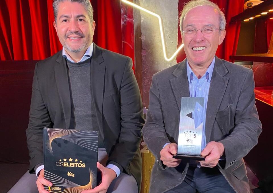 (Da esq. p/ a dir.): Fabiano Oliveira e José Ayres Brandão representaram a Bradesco Saúde no evento de entrega da placa comemorativa das empresas inseridas no Top 5 do Prêmio Top RH