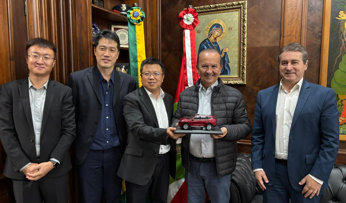 Andy Zhang, Presidente da GWM Brasil & México, entrega miniatura de carro para Jorginho Mello, Governador de Santa Catarina