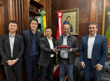 Andy Zhang, Presidente da GWM Brasil & México, entrega miniatura de carro para Jorginho Mello, Governador de Santa Catarina