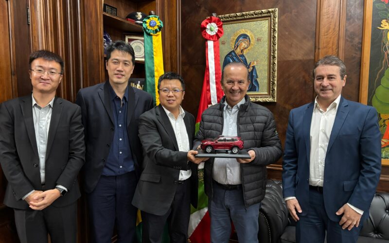 Andy Zhang, Presidente da GWM Brasil & México, entrega miniatura de carro para Jorginho Mello, Governador de Santa Catarina