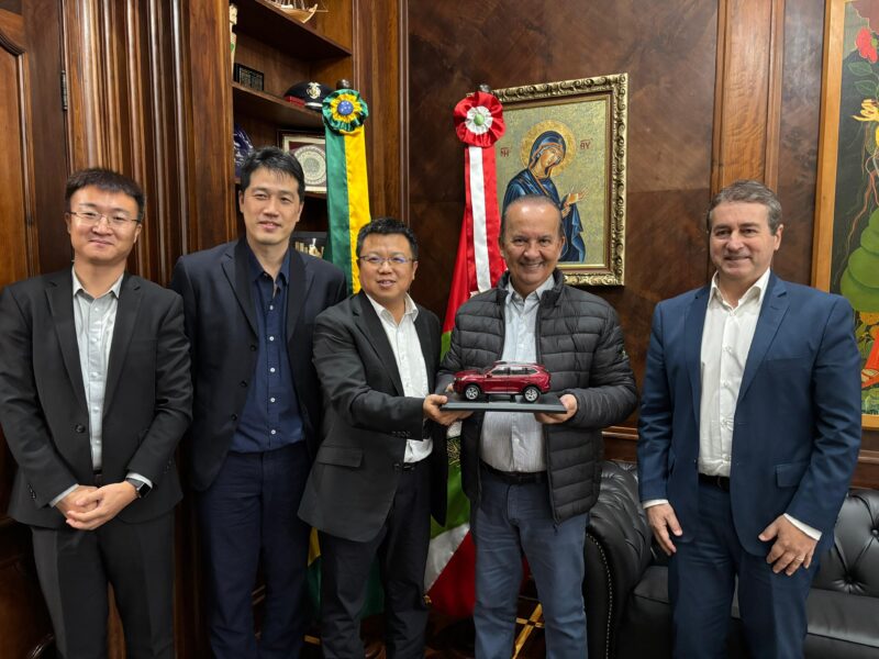 Andy Zhang, Presidente da GWM Brasil & México, entrega miniatura de carro para Jorginho Mello, Governador de Santa Catarina
