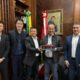 Andy Zhang, Presidente da GWM Brasil & México, entrega miniatura de carro para Jorginho Mello, Governador de Santa Catarina