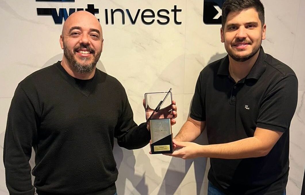 Henrique Seregatti e Rafael Corrêa, da WIT Invest, recebem prêmio do Expert XP 2025 - Créditos: Divulgação